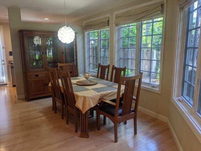 dining - 546 Lassen St