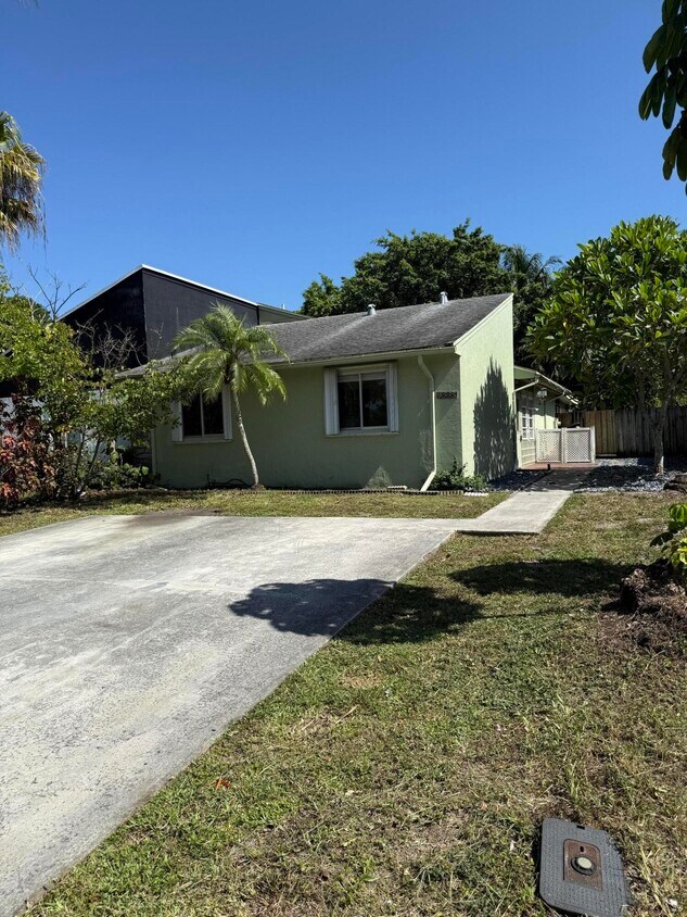Foto principal - 4565 NW 3rd Dr