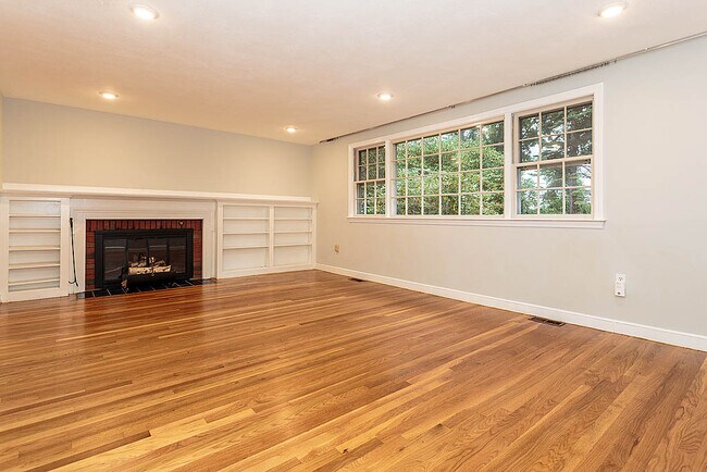 Foto del edificio - 120 Hutchinson Rd