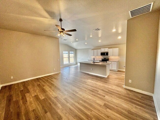 Foto del edificio - 3 bed 2 bath New Construction Home Available Now