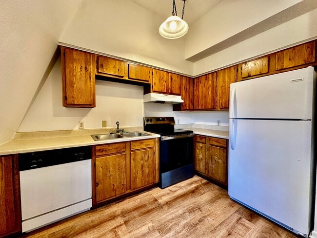 Building Photo - 2 Bedroom Apartment