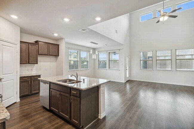 Foto del edificio - Room in House on Gallop Dr