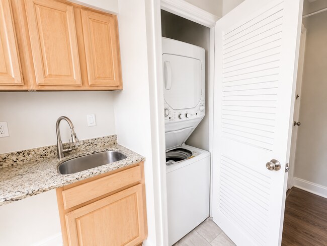 Foto del edificio - 2026 Move-In Special – $500 LEASE SIGNING BONUS!! Bright & Spacious 2BR Apartment in Southeast DC...
