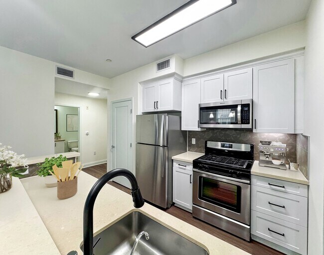 Building Photo - La Belle at Hollywood Tower