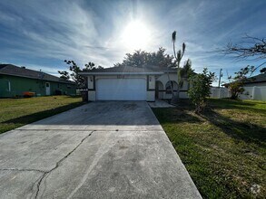 Building Photo - 3307 SW 11th Pl