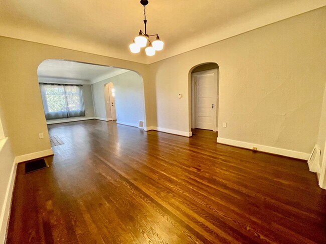 Building Photo - Charming Greenlake Craftsman - Stellar Loc...