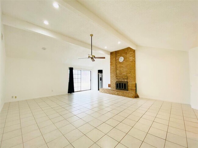 Building Photo - 16118 Pasadero Dr
