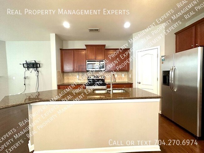 Building Photo - Beautiful 4BR/2.5BA 2 Story House in Hunte...