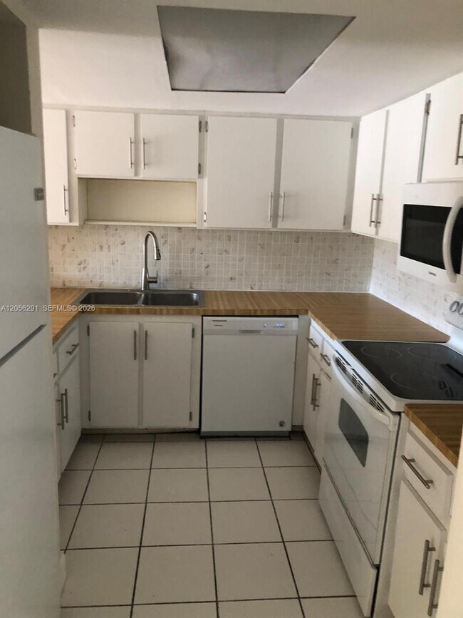Foto del edificio - 7010 NW 186th St