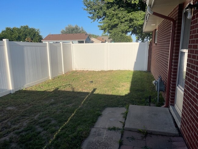 Building Photo - 2 Bed 1 Bath Duplex