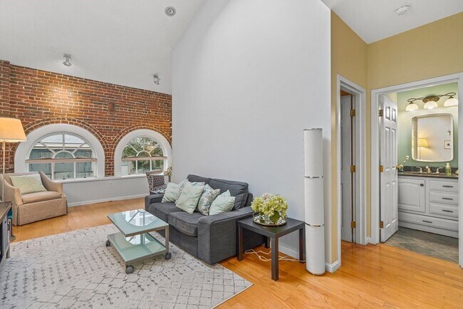 Building Photo - 106 13th St