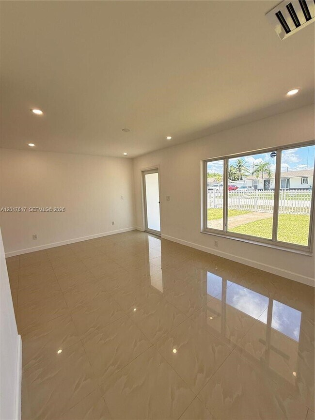 Foto del edificio - 4172 NW 201st St