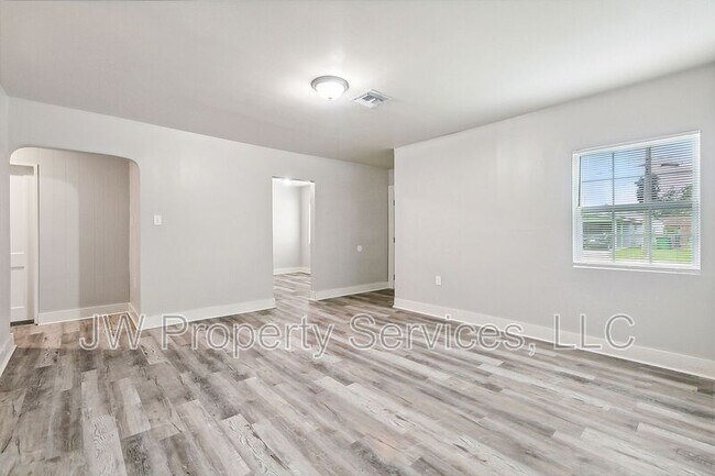 Building Photo - 1005 Isbell St