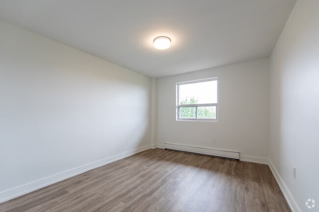 1BR, 1BA - 778SF - Bedroom - 1560, 1570, 1580 Adelaide Street North