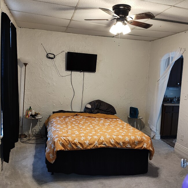 Building Photo - 535 W 8th St