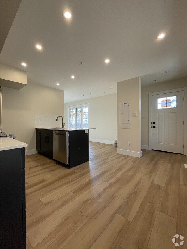 Building Photo - 8715-8110 110 St NW