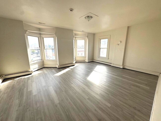 Building Photo - Spacious 3 Bedroom Apartment