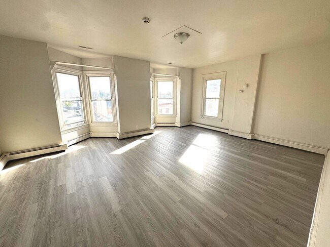 Building Photo - Spacious 3 Bedroom Apartment