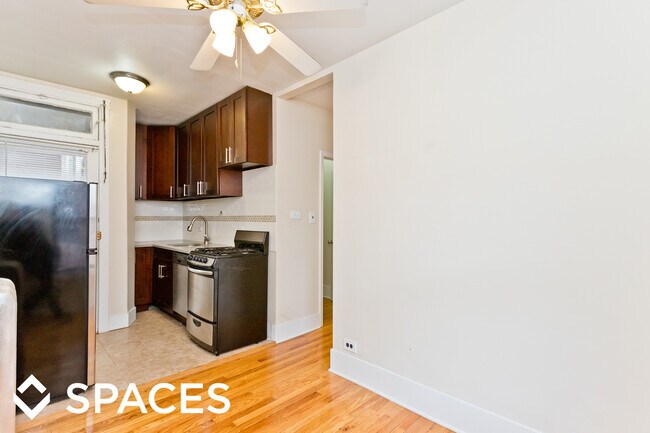 Building Photo - 518 W Cornelia Ave