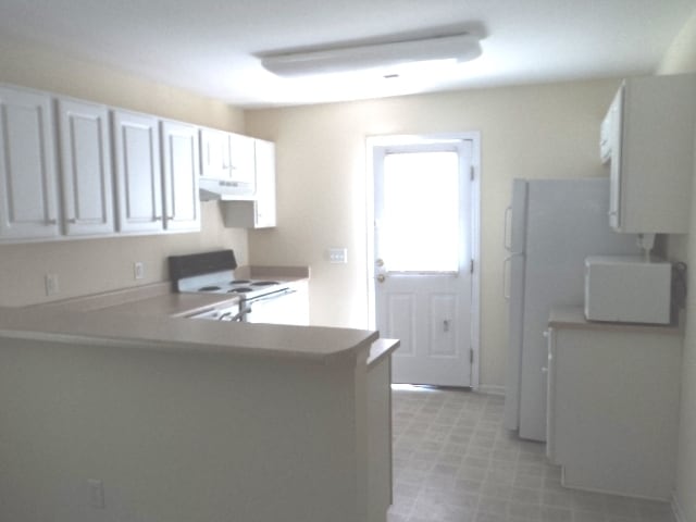 Building Photo - Students welcome! 3 BR House with rocking ...
