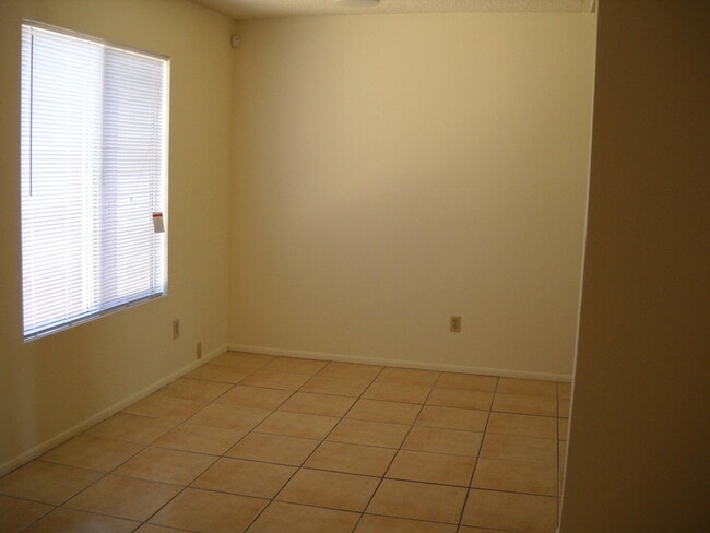Building Photo - 1155 Plaza Maria