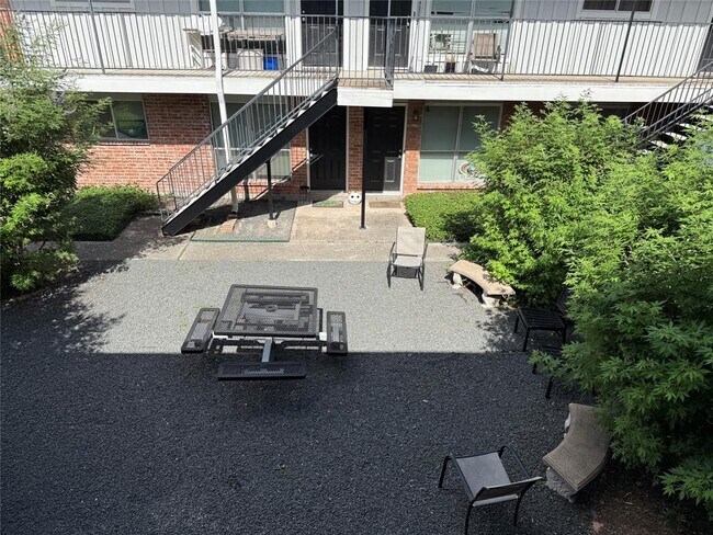 Foto del edificio - 425 E 9th St