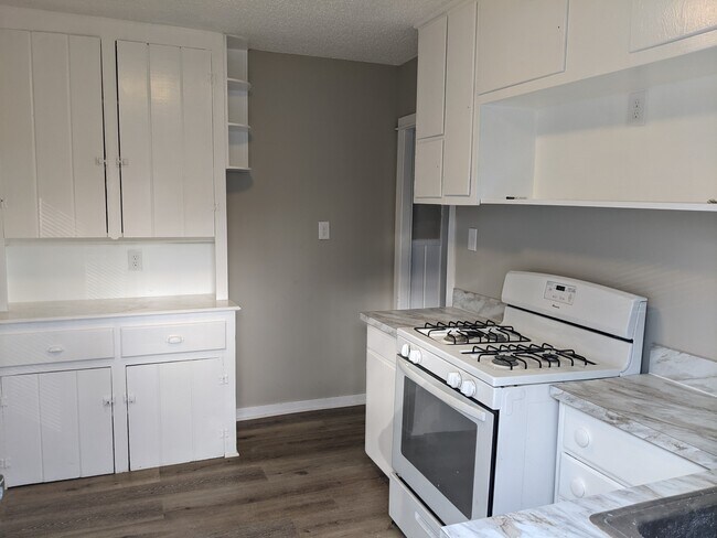 Building Photo - 1732 Lakeside Dr S