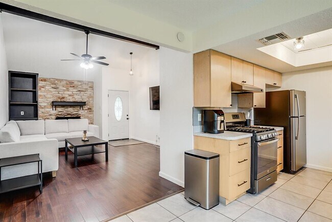 Foto del edificio - 302 Garden Ct
