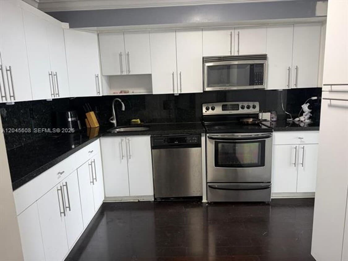 Photo - 600 NE 36 St cu-PH22
