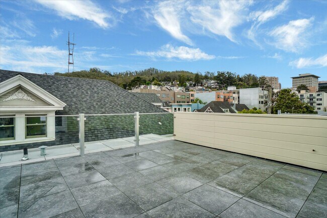 Building Photo - 1010 Stanyan St