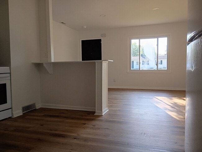 Building Photo - Updated 3BR/2BA + Detached 2-Car Garage!