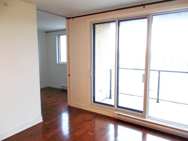 Building Photo - 5025 Paré