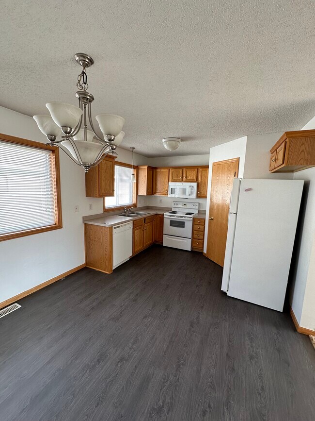 Imagen de cocina 2 - 229 Tanager Path