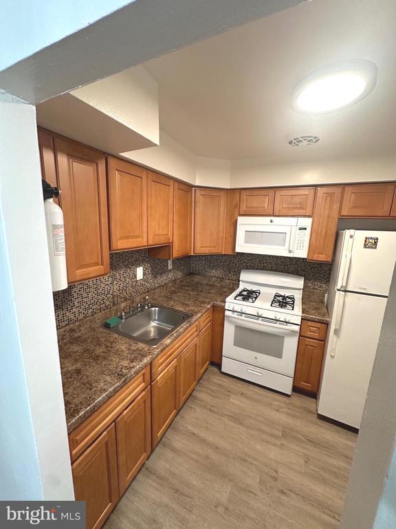 Foto del edificio - 8027 Rodney St