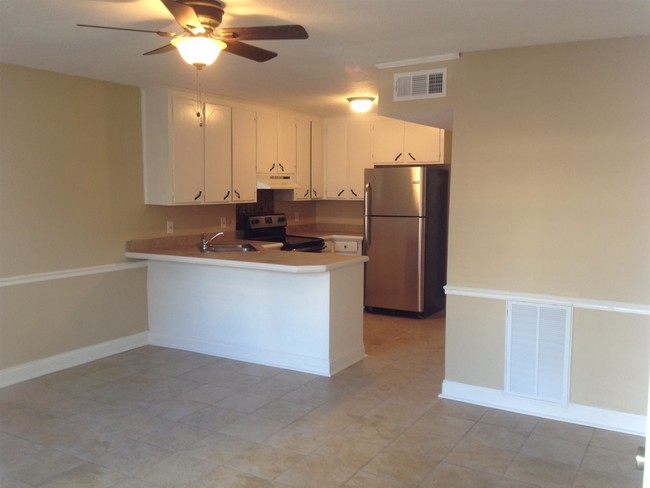Building Photo - 1110 Riverview Dr