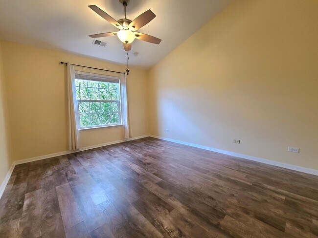 Building Photo - 636 E Whispering Oaks Ct