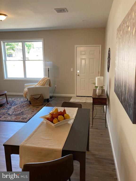 Foto del edificio - 376 E Main St