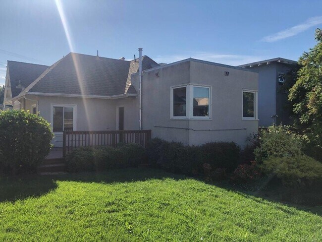 Building Photo - Amazing 3 Bedroom, 2 Bath House, Fully Rem...
