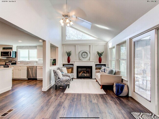 Foto del edificio - Beautiful Open & Remodeled 5 Bedroom Home ...