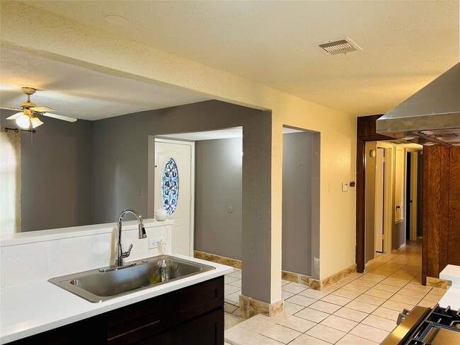 Foto del edificio - 7619 Vernwood St