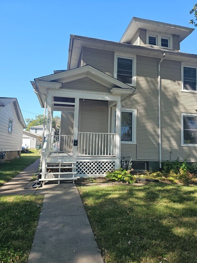 Primary Photo - 2024 Leclaire St