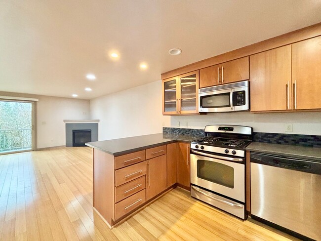 Foto del edificio - Spacious Tri-Level Townhome in Greenwood