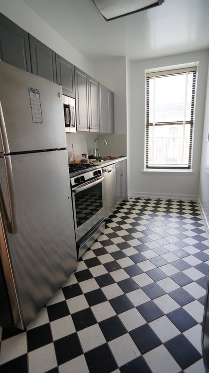 Building Photo - 150 E 87th St