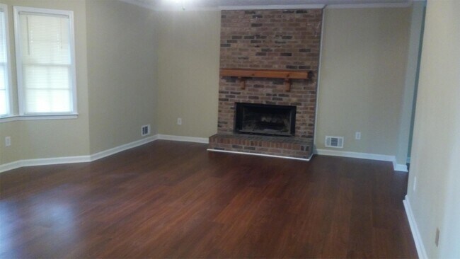 Foto del edificio - 2653 Laurel Woods Ln SE