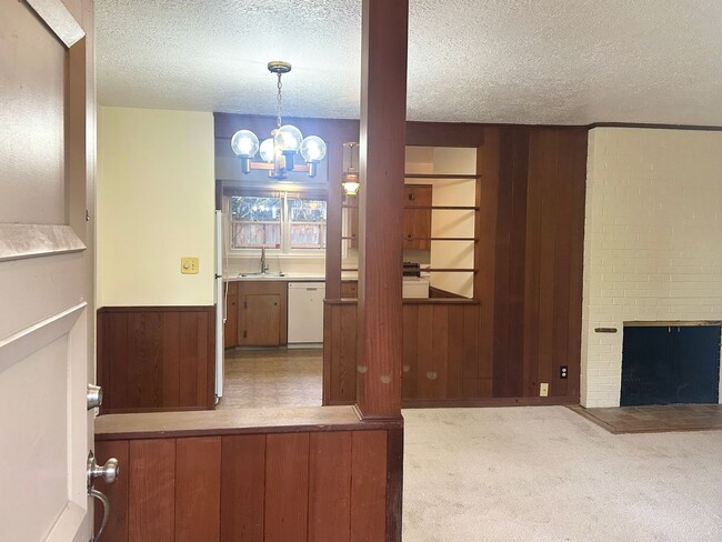 Building Photo - *$500 off first full month!* Charming Cott...