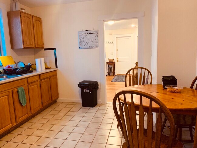 Building Photo - 10 Romsey St