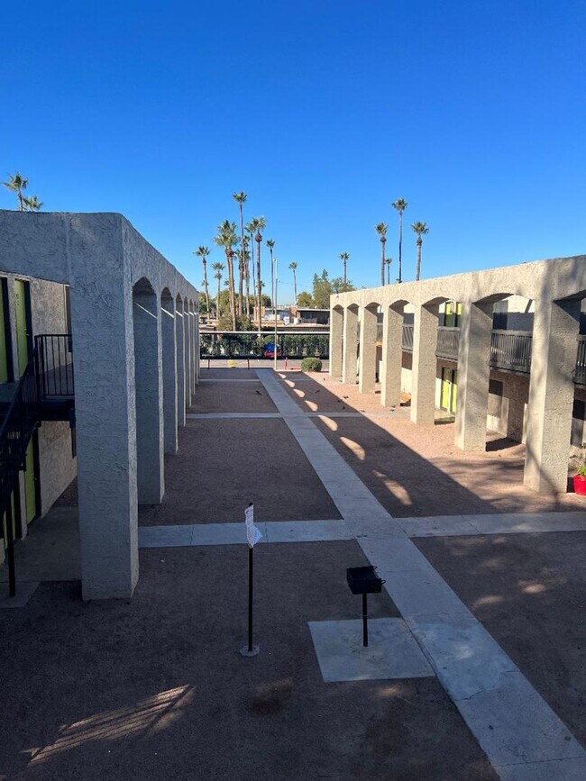 Building Photo - 1/2 off move in special! Large 2 bedroom in Phoenix, $1,345.00, all utilities included and no add...