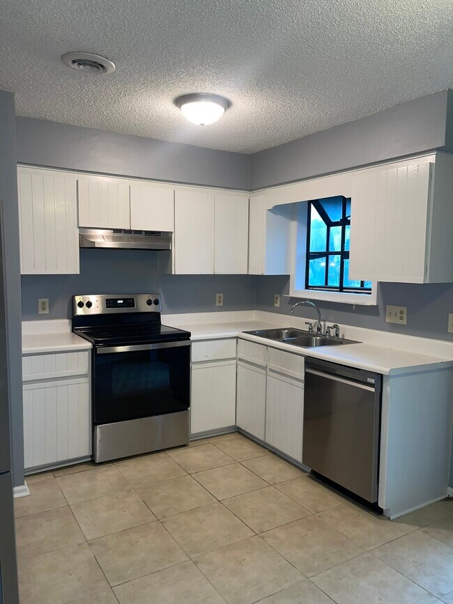 Foto del edificio - 4147 Spirea Dr