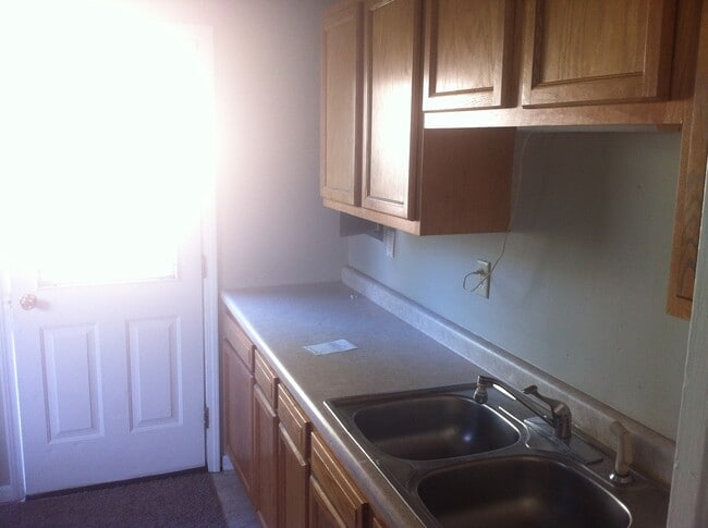 Building Photo - Very nice 3bed/1bath south side home w/ garage & fenced in back yard