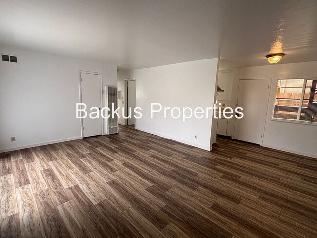 Building Photo - 922 Lupin Dr